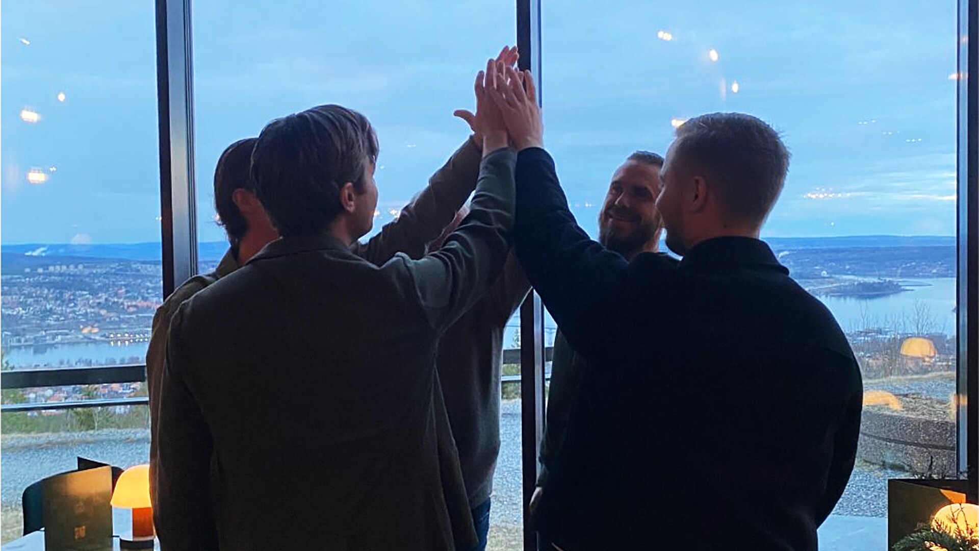 Medarbetare på SVA System högfemmar efter avslutat projekt